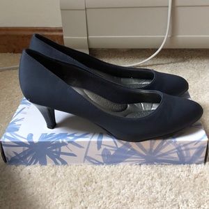 Navy Pumps